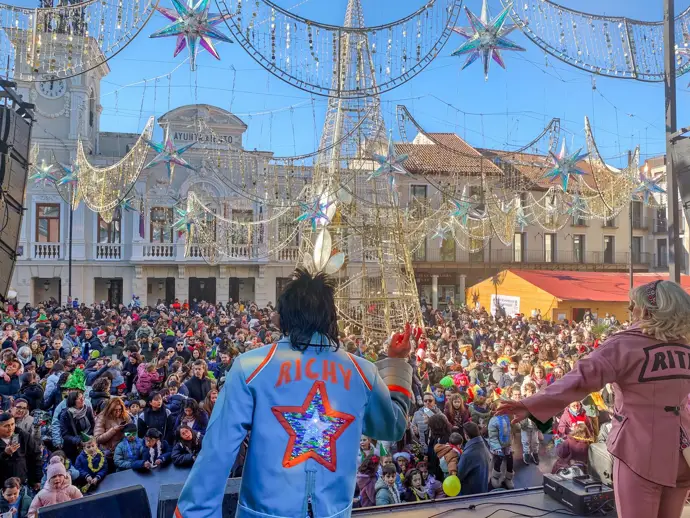 Guadalajara celebra las campanadas para los niños en la Plaza Mayor, disfrutando de magia y