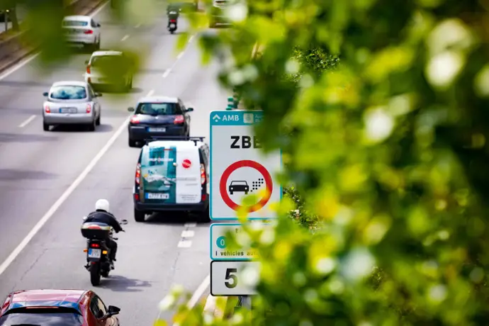 Cataluña implementa restricción vehicular para coches con etiqueta B en ZBE por contaminación