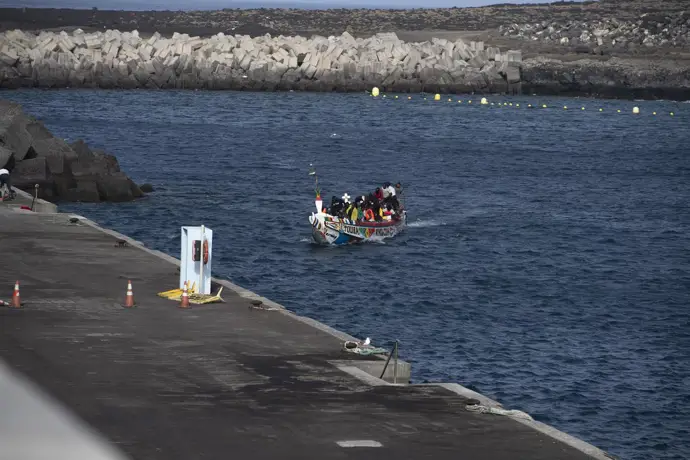 Llegan a El Hierro 144 inmigrantes en cayuco, el primer rescate de 2026 por Salvamento Marítimo
