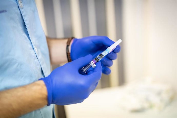 Archivo - Un enfermero con la vacuna de la gripe en el centro de Salud de Habana-Cuba, a 18 de octubre de 2021, en Vitoria