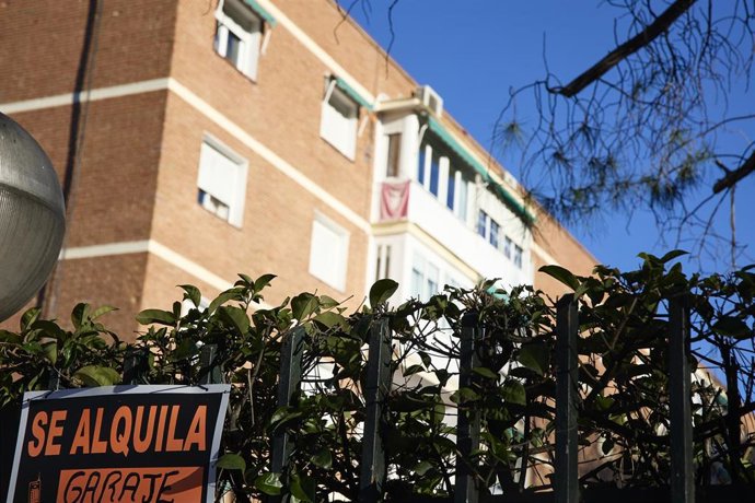 Archivo - Cartel de alquiler.