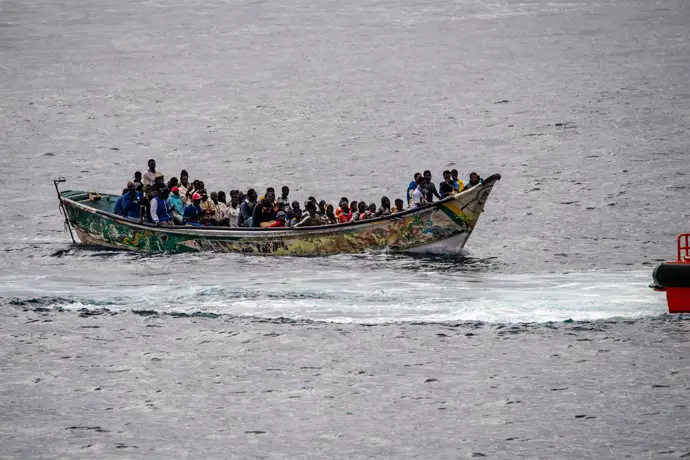 Salvamento Marítimo detiene un cayuco con alrededor de 200 migrantes cerca de Tenerife