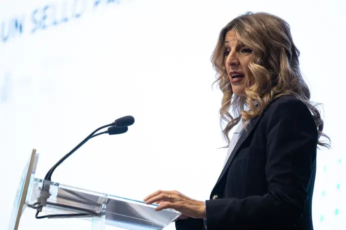 Yolanda Díaz denuncia la violación de la carta de la ONU por parte de EE. UU. y rechaza la
