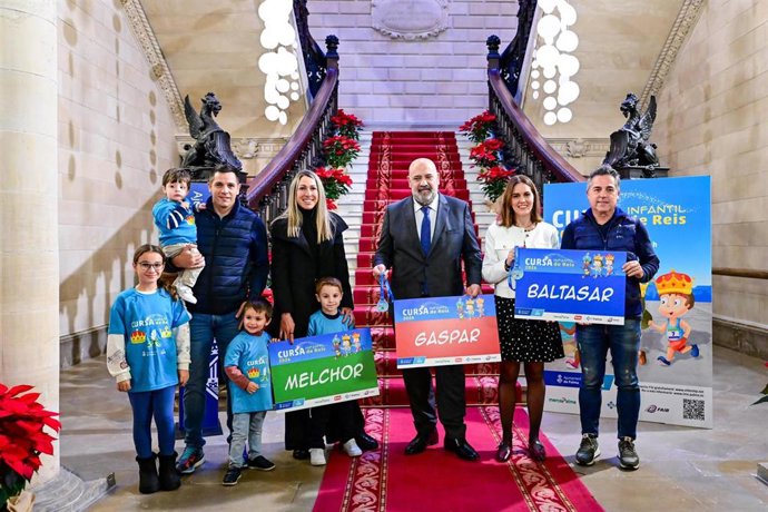 El alcalde de Palma, Jaime Mart&iacute;nez, la ciclista Mavi Garc&iacute;a, la regidora Participaci&oacute;n Ciudadana, Lourdes Roca y del director general de Deportes, David Salom. Archivo.