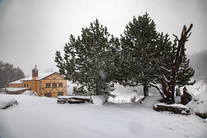 Archivo - Nieve en el Puerto de Cotos, a 2 de diciembre de 2025, en Madrid (Espa&ntilde;a).