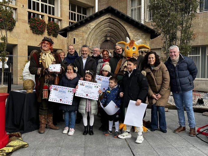 El alcalde de Logro&ntilde;o entrega los premios del 'Concurso Infantil de Cartas Solidarias a los Reyes Magos'
