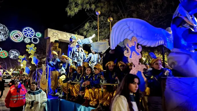 La cabalgata de Reyes Magos recorrerá las calles de Cáceres con 14 carrozas y 800 figurantes