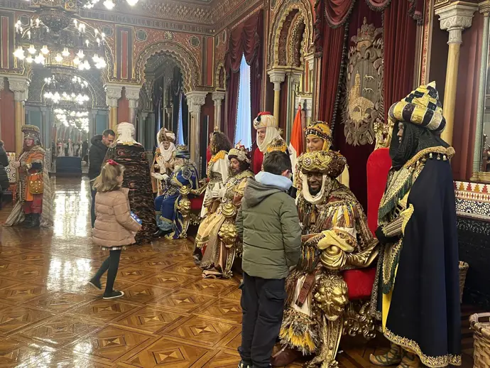 Los Reyes Magos escuchan en Bilbao las últimas peticiones de los niños, desde juegos hasta
