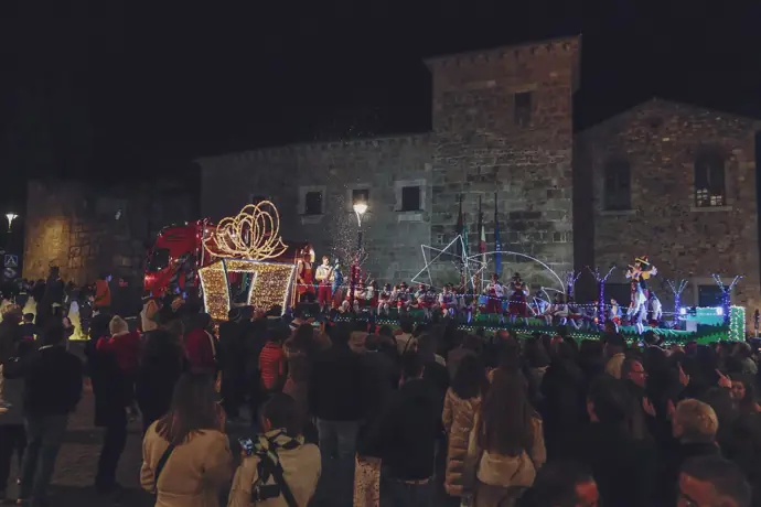 Hoy, 20 carrozas y pasacalles distribuyen 7.000 kilos de caramelos en la Cabalgata de Reyes de