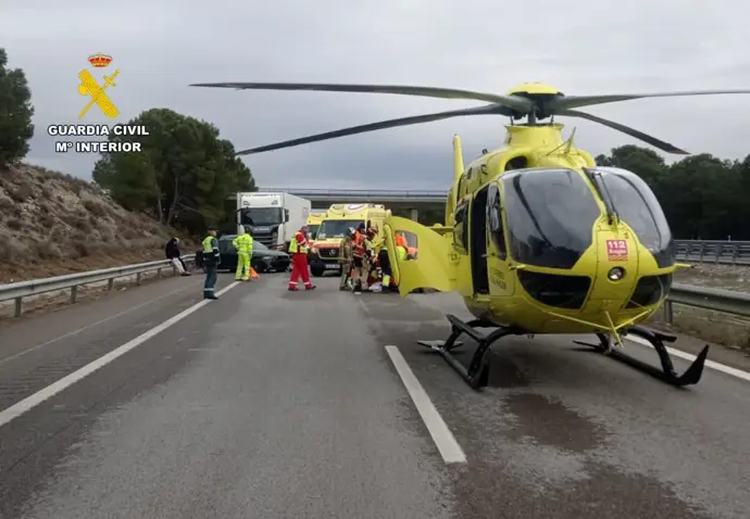 Accidente en La Almolda: una niña de 13 años sufre una grave herida y se corta la AP2 en Zaragoza