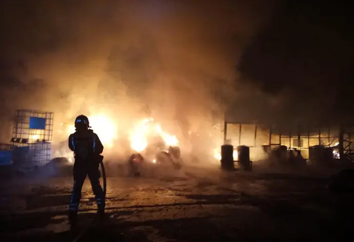Bomberos sofocan un incendio en una planta de tratamiento de madera y residuos en Caravaca de la