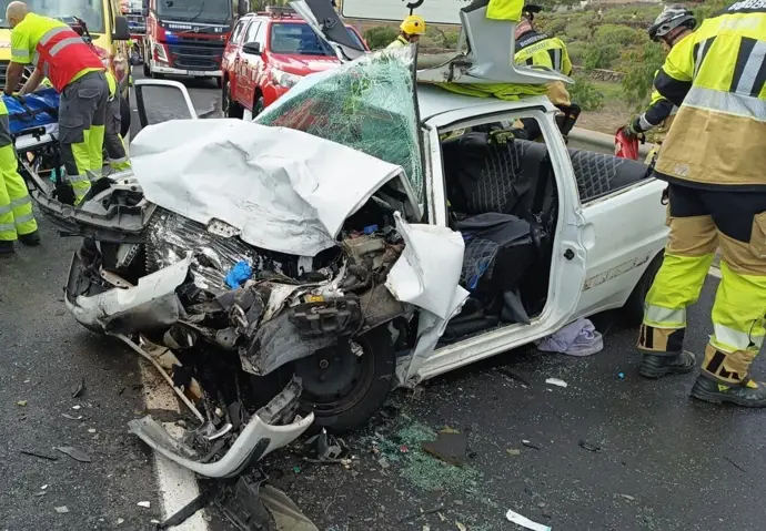 Cinco personas resultan heridas, un menor en estado grave, tras un choque entre vehículos en la