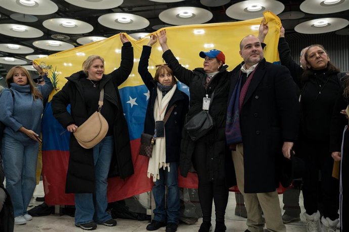 El fundador de la ONG Refugiados sin fronteras, Sergio Contreras (2d), junto a familiares y amigos esperan la llegada a Espa&ntilde;a de los espa&ntilde;oles liberados por el gobierno venezolano, en el aeropuerto de Barajas, a 9 de enero de 2026, en Madrid