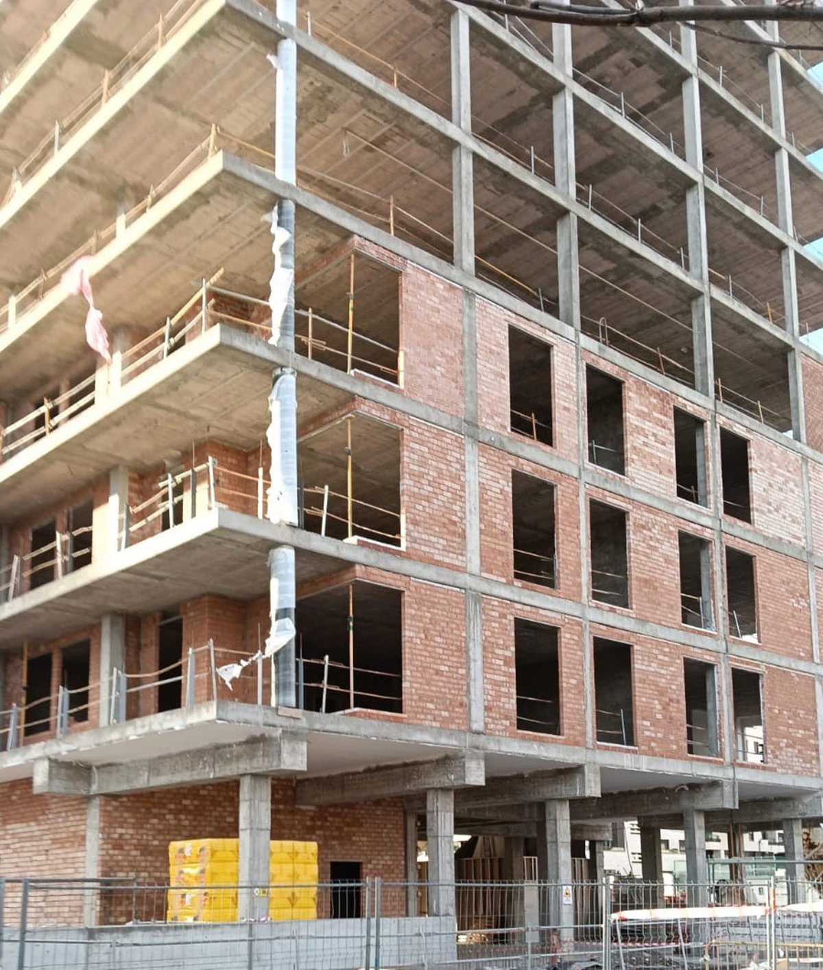 Encuentran los cuerpos de un joven de 20 años y una chica de 13 en una construcción en Logroño