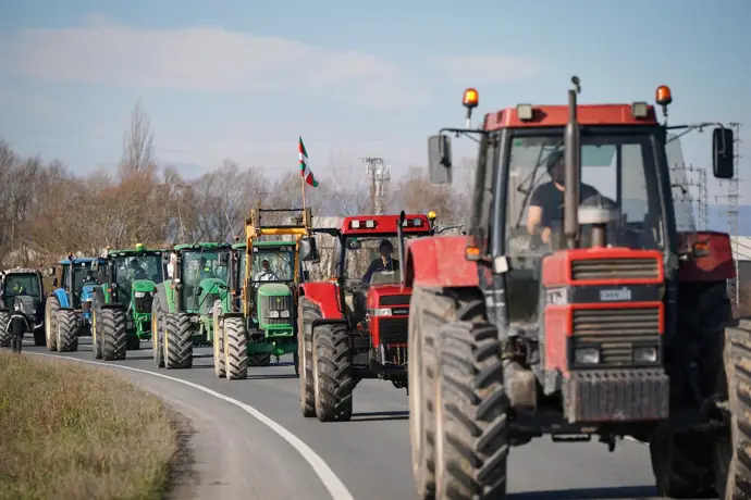 La Ertzaintza bloquea la protesta de agricultores alaveses en la A-1 contra el acuerdo UE-Mercosur