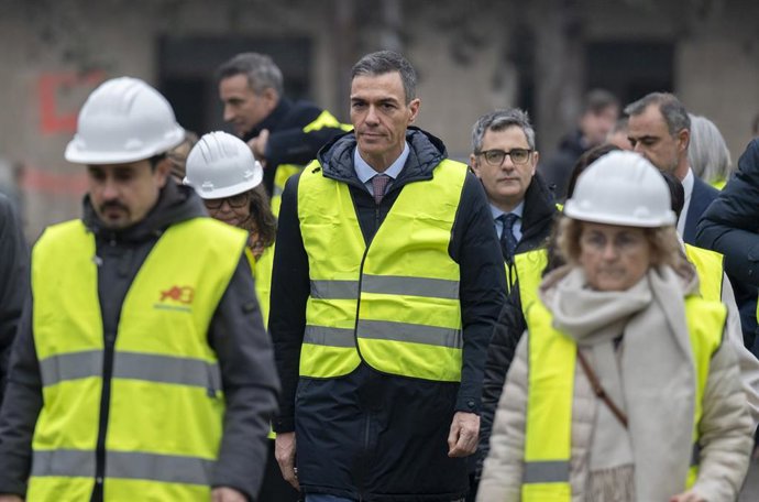 El ministro de la Presidencia, F&eacute;lix Bola&ntilde;os, y el presidente del Gobierno, Pedro S&aacute;nchez, durante el acto de demolici&oacute;n de los primeros edificios del acuartelamiento de Campamento