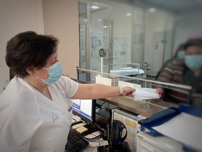 Archivo - Personal sanitario con mascarilla
