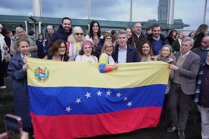 Feijóo elogia a Meloni por recibir a los presos políticos de Venezuela y critica a Sánchez por