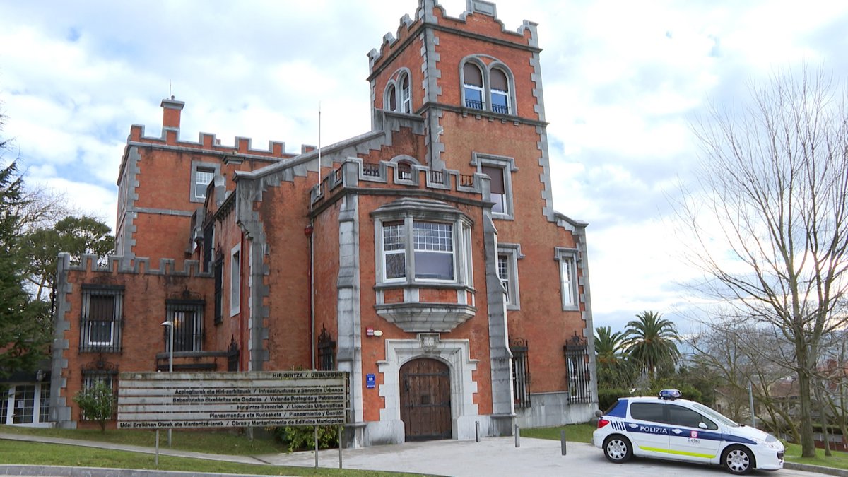 Ertzaintza inspecciona el Ayuntamiento de Getxo por la investigación del derribo de un palacete