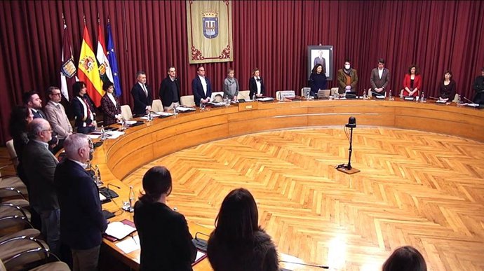 El pleno de Logro&ntilde;o guarda un minuto de silencio en memoria de Manuel Fern&aacute;ndez Ilarraza
