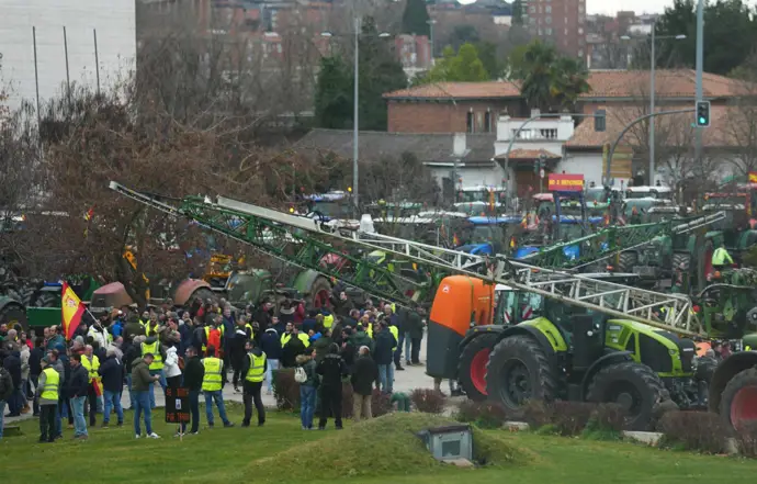 Unaspi siembra Valladolid con más de 200 tractores y protesta contra Mercosur y políticas de campo