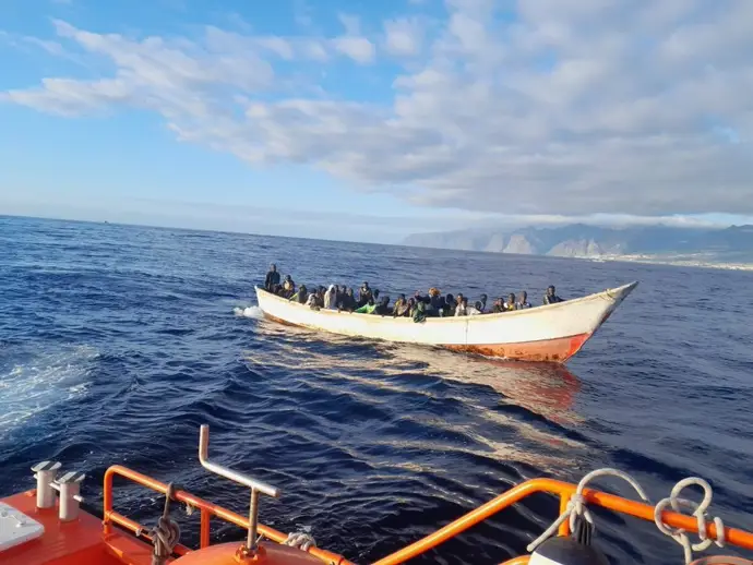 Llegan al muelle de Arguineguín 107 inmigrantes rescatados, junto a dos personas fallecidas