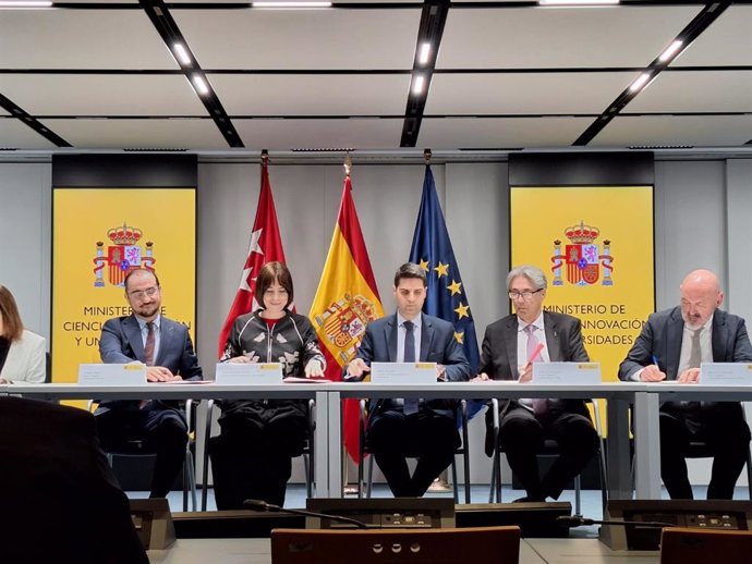 Archivo - La ministra de Ciencia, Innovaci&oacute;n y Universidades, Diana Morant, y el consejero de Educaci&oacute;n, Ciencia y Universidades de la Comunidad de Madrid, Emilio Viciana, en la firma del convenio Mar&iacute;a Goyri