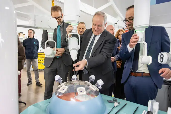 Hereu presenta la nueva planta de producción del robot quirúrgico de Rob Surgical en El Prat,