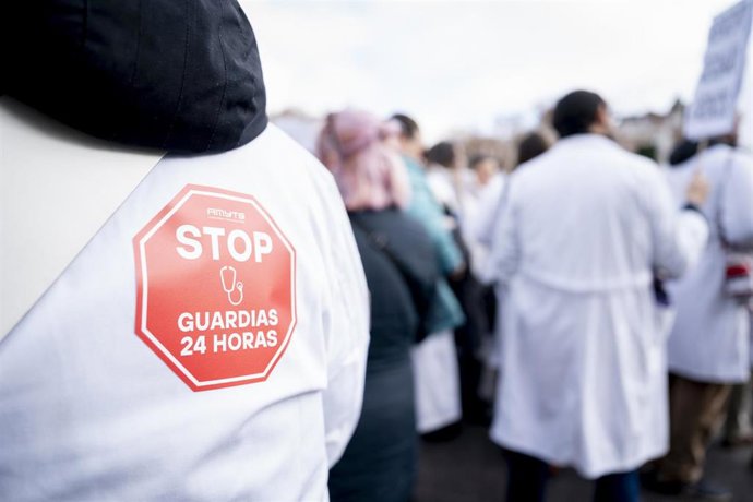 Una persona durante la manifestaci&oacute;n de m&eacute;dicos de Madrid