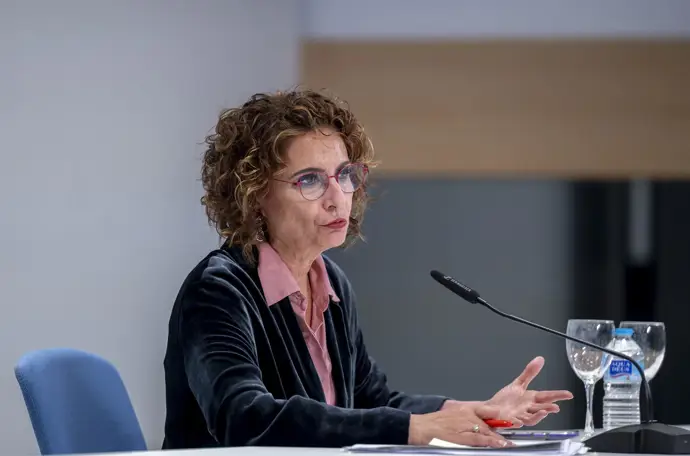 Montero cuestiona al PP sobre su interés en aumentar la inversión en sanidad y educación. "Dudo