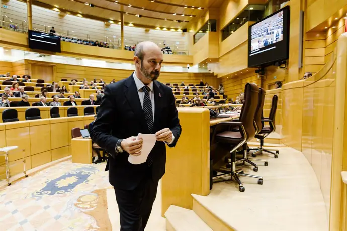 El Senado invierte más de 65.000 euros en nuevos teléfonos móviles para su personal. La expareja
