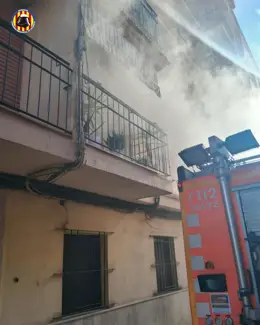 Bomberos apagan incendio en el dormitorio de una casa en Almàssera y sorprenden en la celebración