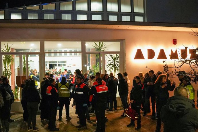 Coordinaci&oacute;n de los equipos emergencias en el Polideportivo de Adamuz para socorrer a los heridos y fallecidos en el descarrilamiento de dos trenes de alta velocidad en el t&eacute;rmino municipal, a 19 de enero de 2026 en Adamuz (C&oacute;rdoba, Espa&ntilde;a).
