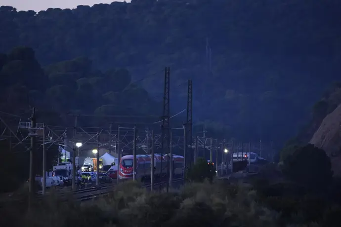 Dos grúas de gran capacidad se suman al levantamiento de los vagones accidentados en Adamuz