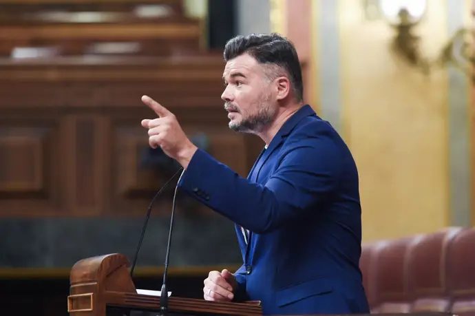 Rufián critica la comparación entre el accidente de Adamuz y la gestión de la dana, mientras el