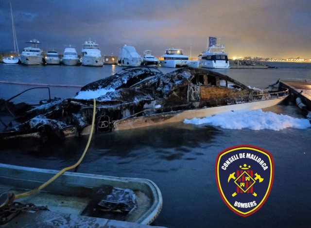 Un velero de 18 metros se incendia en s'Arenal, causando alarma entre los bañistas y residentes.