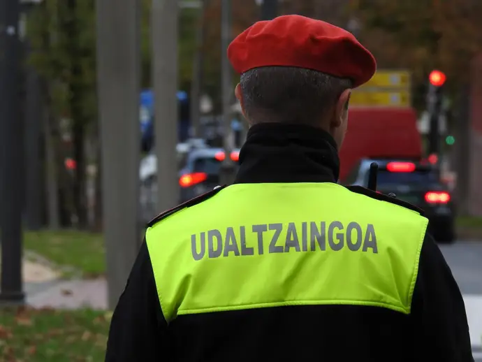 Una madre evade la orden de alejamiento y escapa con su hijo en un coche que choca en Bilbao