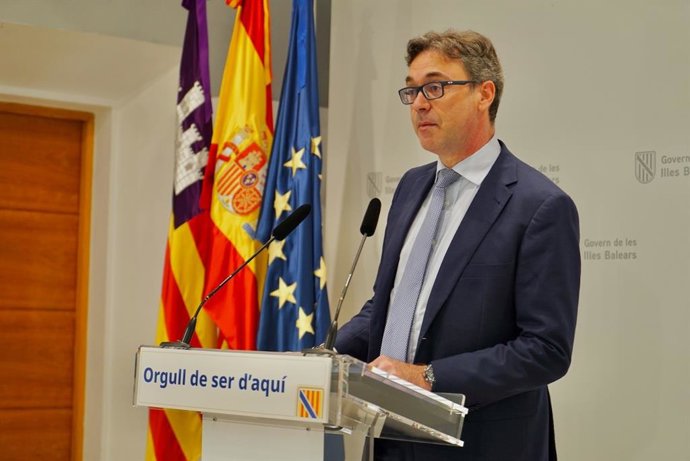 Archivo - El portavoz del Govern y conseller de Econom&iacute;a, Hacienda e Innovaci&oacute;n, Antoni Costa, en rueda de prensa