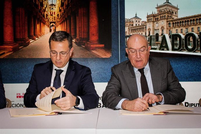 El alcalde de Albacete, Manuel Serrano, junto a su hom&oacute;logo vallisoletano, Jes&uacute;s Julio Carnero, durante la firma del convenio.