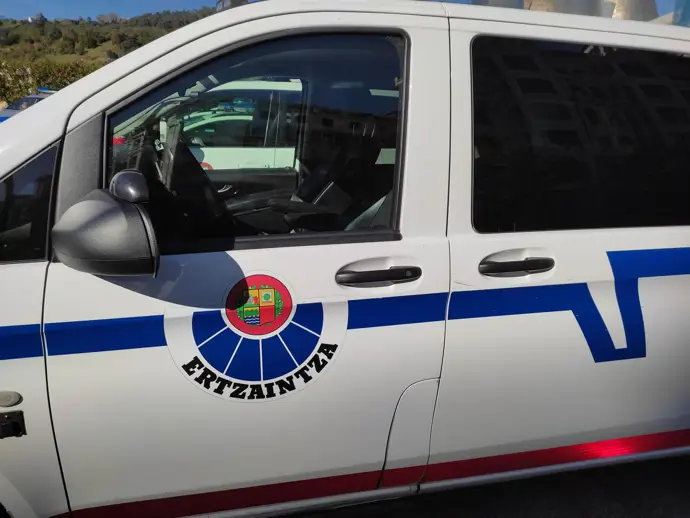 Detienen a dos jóvenes por agredir a una mujer en Basauri para robarle el bolso