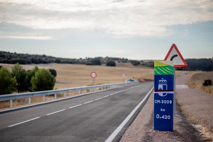 Se&ntilde;al&eacute;tica en una carretera de Castilla-La Mancha.