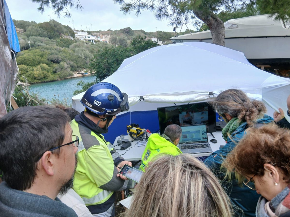 Dos cojines de elevación intentan mover la roca para recuperar al fallecido en el derrumbe de Es