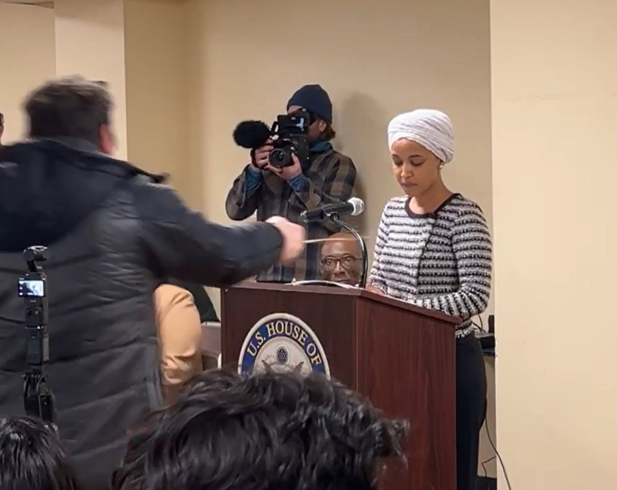 Un hombre rocía a la congresista Ilhan Omar con una sustancia desconocida en Minneapolis durante