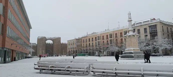 La nieve afecta Ávila, provocando el cierre de calles y la suspensión de rutas escolares