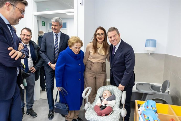 El presidente de Castilla-La Mancha, Emiliano García-Page, inaugura la Escuela Infantil ‘Señorita Amelia’ de Albarreal de Tajo.