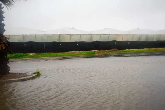 Las continuas lluvias causan inundaciones en cultivos protegidos de El Ejido y La Mojonera