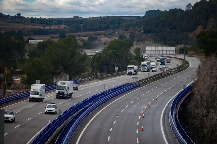 Cortada la AP-7 en Martorell (Barcelona) hacia el sur por trabajos de reparación.