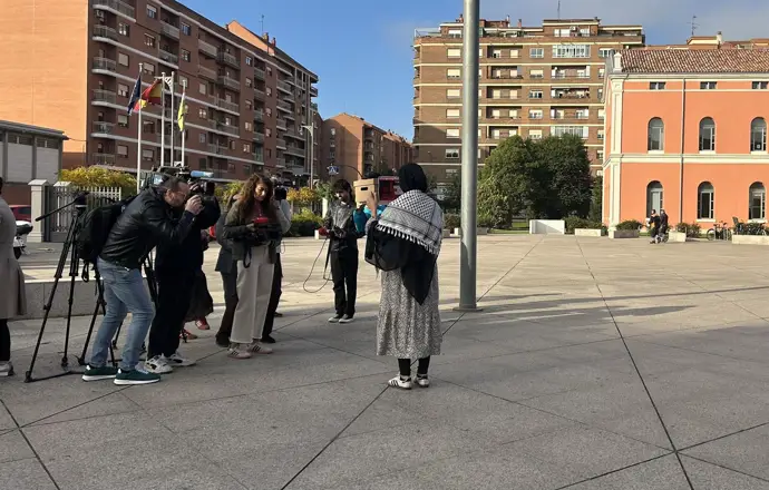Asociaciones feministas respaldan la postura del Sagasta de Logroño sobre el uso del velo en las
