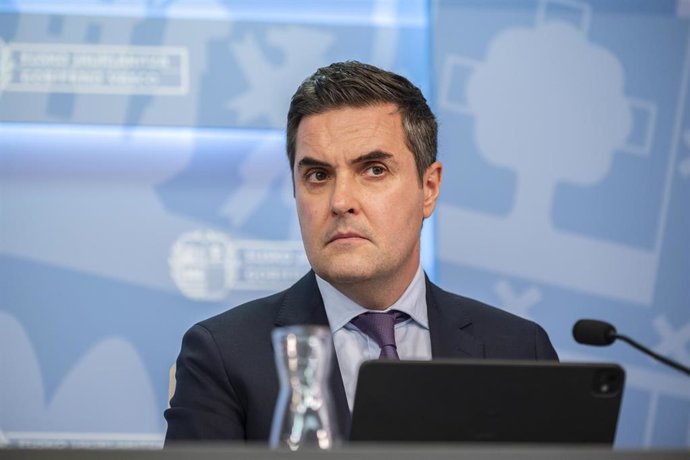 Archivo - El comnsejero Mikel Jauregi en una rueda de prensa