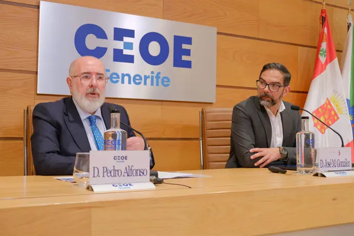 La economía de Canarias se estabiliza y su crecimiento descenderá al 2% para 2026, según